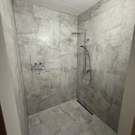 בית הארחה Max